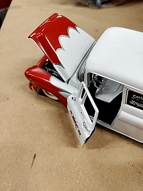 Stor Jada Toys 1957 Chevrolet Suburban Von Dutch Garage diecast-model.